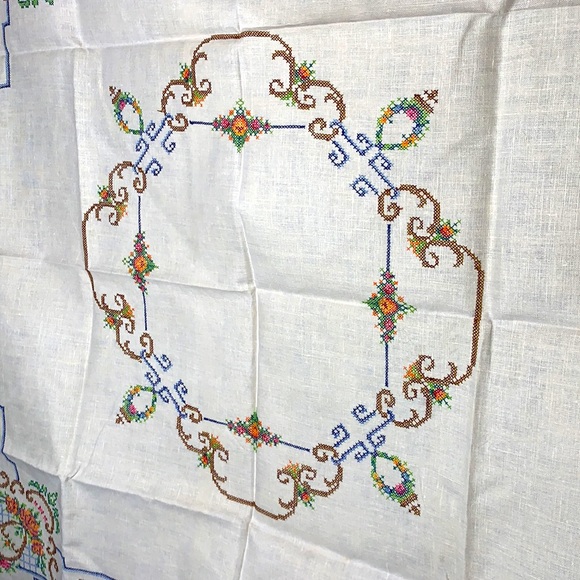 Handmade tablecloth cross stitch on linen 31.5 x 31.5 square - Picture 6 of 13